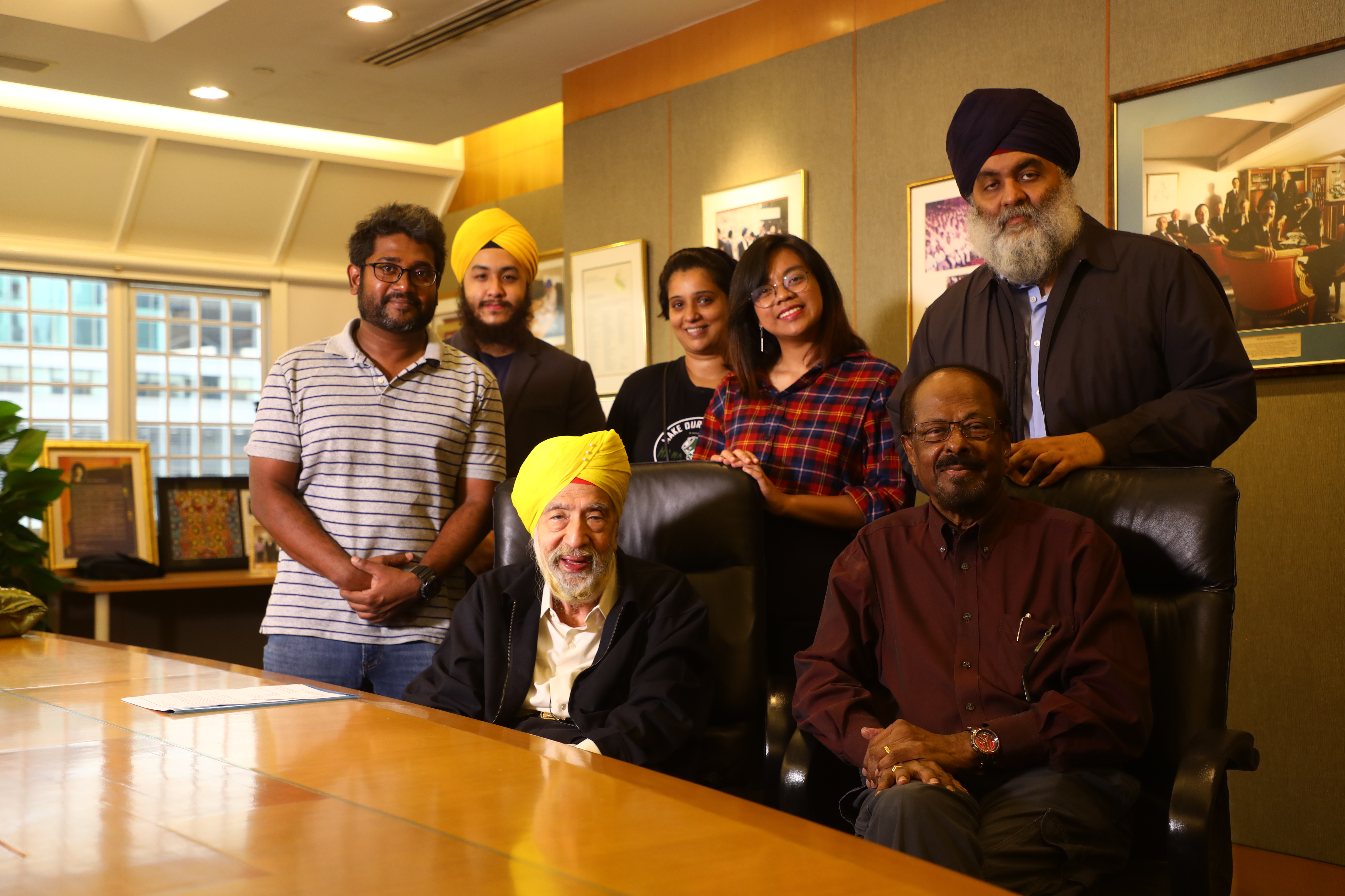 The cast and crew of Suvadugal with KArtar Singh Thakral. Photo courtesy: VisualBeatz
