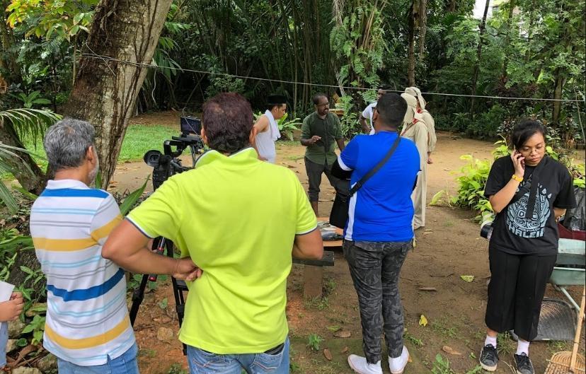 The Director briefing the cast and crew ahead of shooting the series. Photo courtesy: VisualBeatz