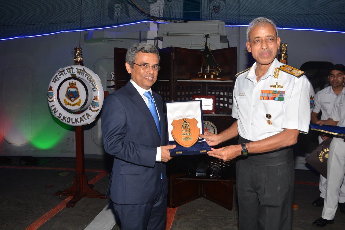  DCNS Vice Admiral MS Pawar presenting momento to HE Jawed Ashraf, High Commissioner of India to Singapore aboard INS Kolkata. Photo courtesy: Twitter@/IndiainSingapor