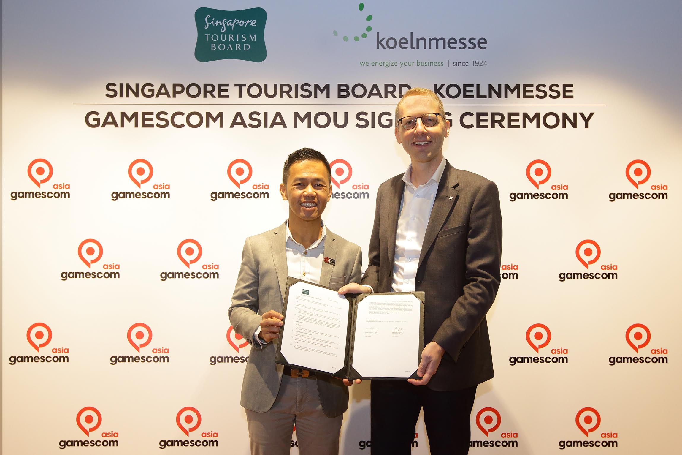 Mr Keith Tan, Chief Executive of Singapore Tourism Board, and Mr Mathias Kuepper, Managing Director of Koelnmesse Singapore, signed the Memorandum of Understanding to mark a new partnership for the inaugural Asian edition of gamescom. Photo courtesy: STB