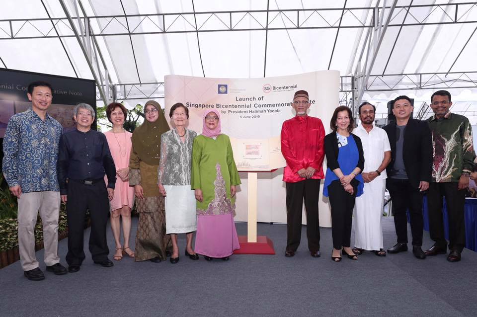 President Halimah Yacob launching the new commemorative SGD20 notes, with her are five Pioneer Families representatives and the commemorative note designers. Photo courtesy: Clement, MCI