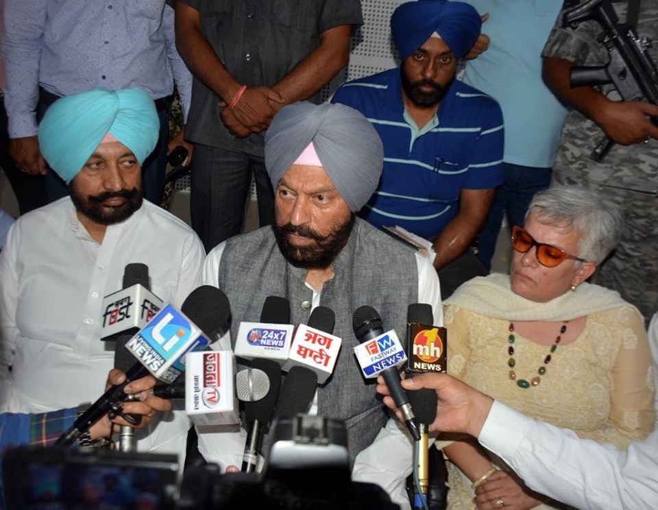 Punjab NRI Affairs Minister Rana Gurmeet Sodhi (centre) held a meeting with his department officials to invite NRIs to Parkash Purb celebrations. Photo courtesy: Facebook/Rana Gurmeet Singh Sodhi