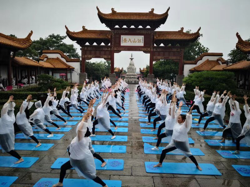Even heavy rains can’t stop over 500  #Yoga lovers of #Wuhan from celebrating #YogaDay2019 at the Yellow Crane Tower.  @EOIBeijing