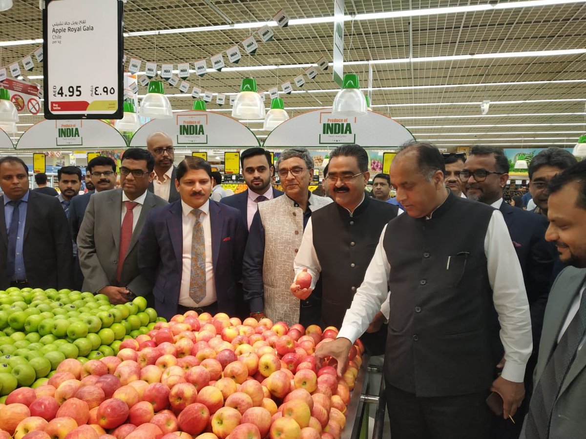 Chief Minister of Himachal Pradesh, Jai Ram Thakur (second from right) visited Lulu Hypermarket to explore collaboration opportunities in horticulture sector. Photo courtesy: Twitter/@@jairamthakurbjp