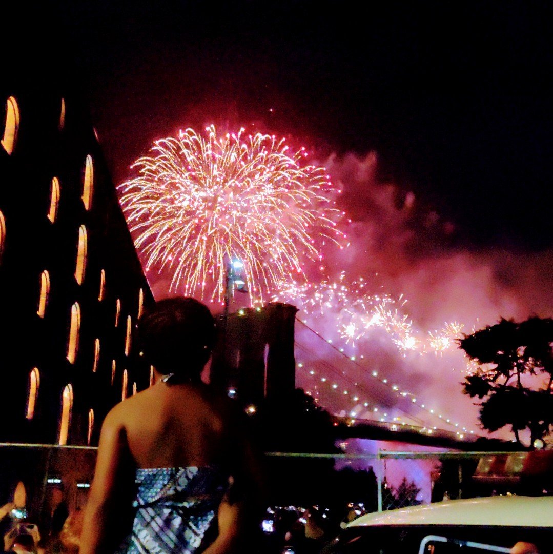 Fireworks display over the Brooklyn Bridge in New York to mark US Independence Day. Photo courtesy: Twitter/@muppetpepper