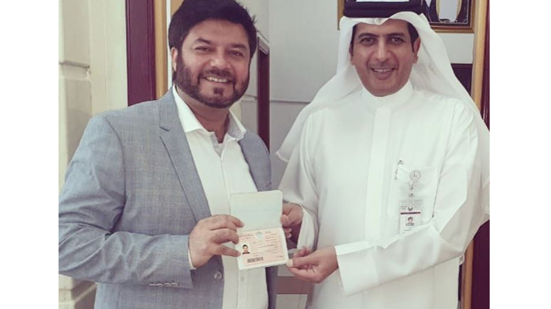  Lieutenant Colonel Omar Matar Khamis Almezaina, Director of Establishment Department presenting 10-year visa to Vijay Samyani, Chairman of the retail giant Concept Brands Group. Photo courtesy: Instagram page of Vijay Samyani