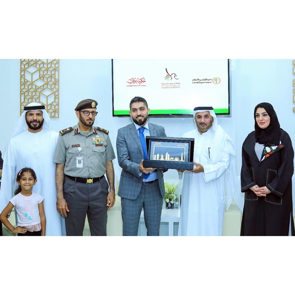 The five-year golden visa being presented to one of the 20 investors who made direct real estate investments worth more than AED 200 million in the UAE. Photo courtesy: Facebook page of Dubai Land Department 