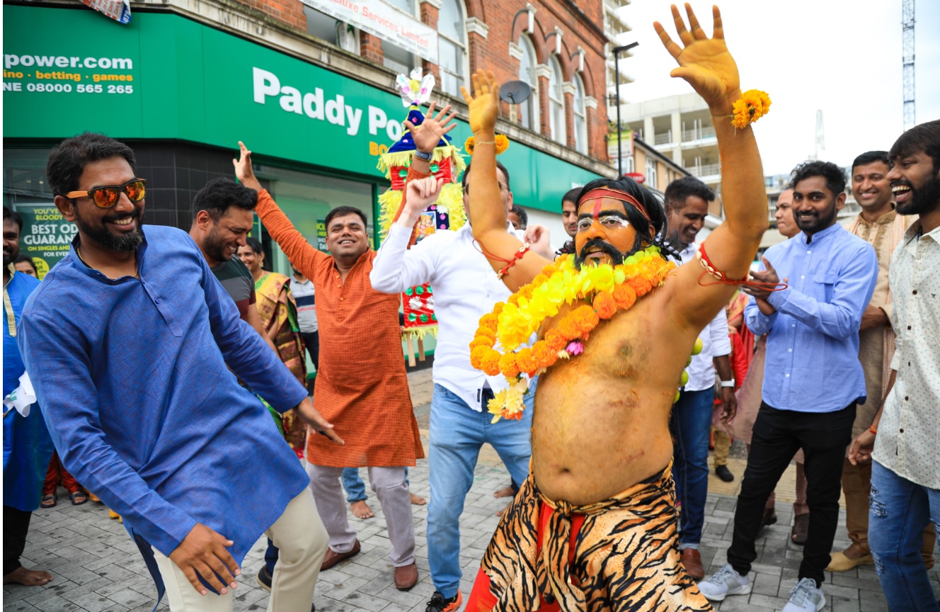 Famous artist Raaga Sudha Vinjamoori performed a dance tribute to Devi Maatha