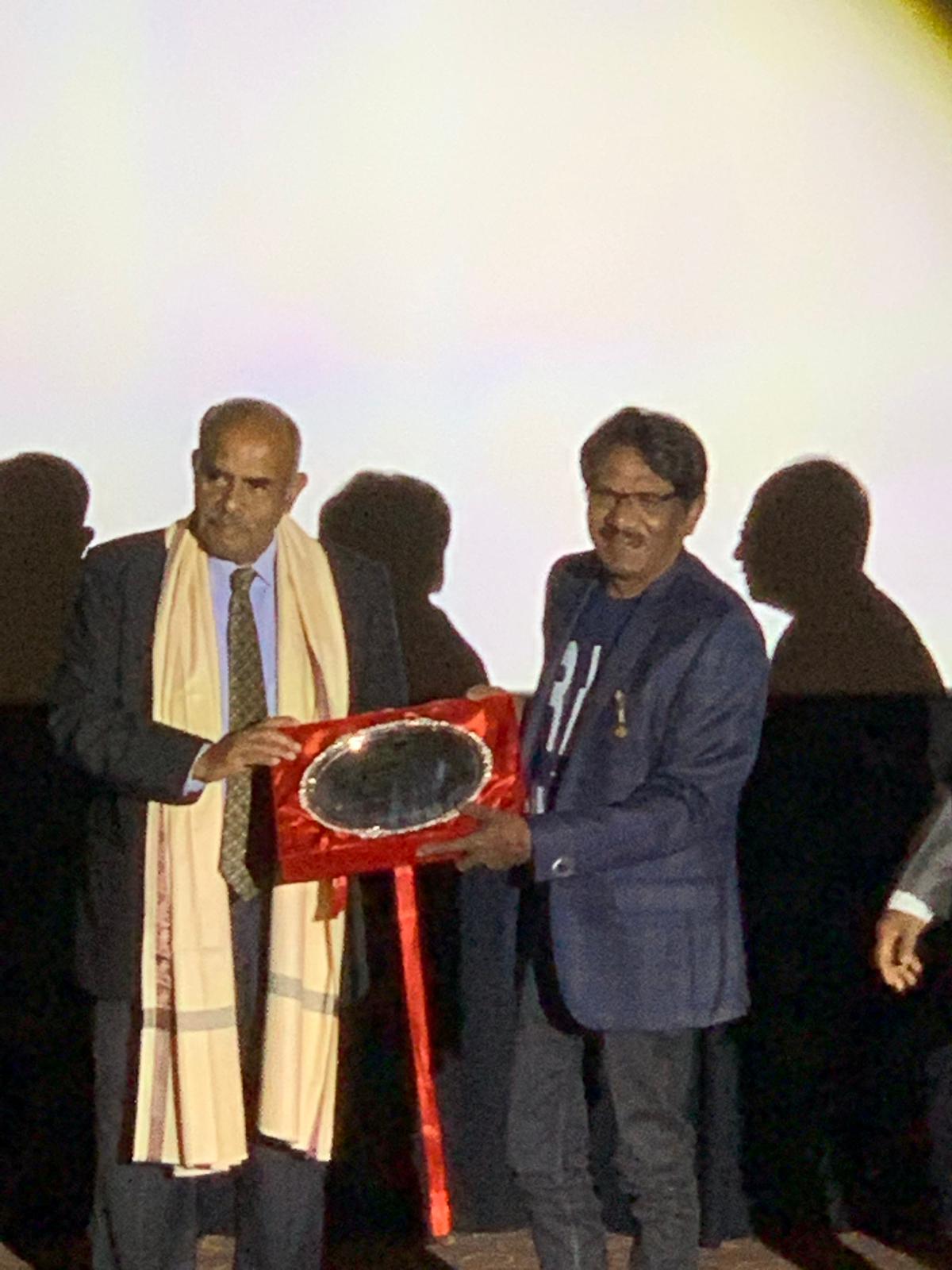 Ambassador Kesavapany presented the Lifetime Achievement Award 2019 to P.Bharathiraja. Photo courtesy: Connected to India