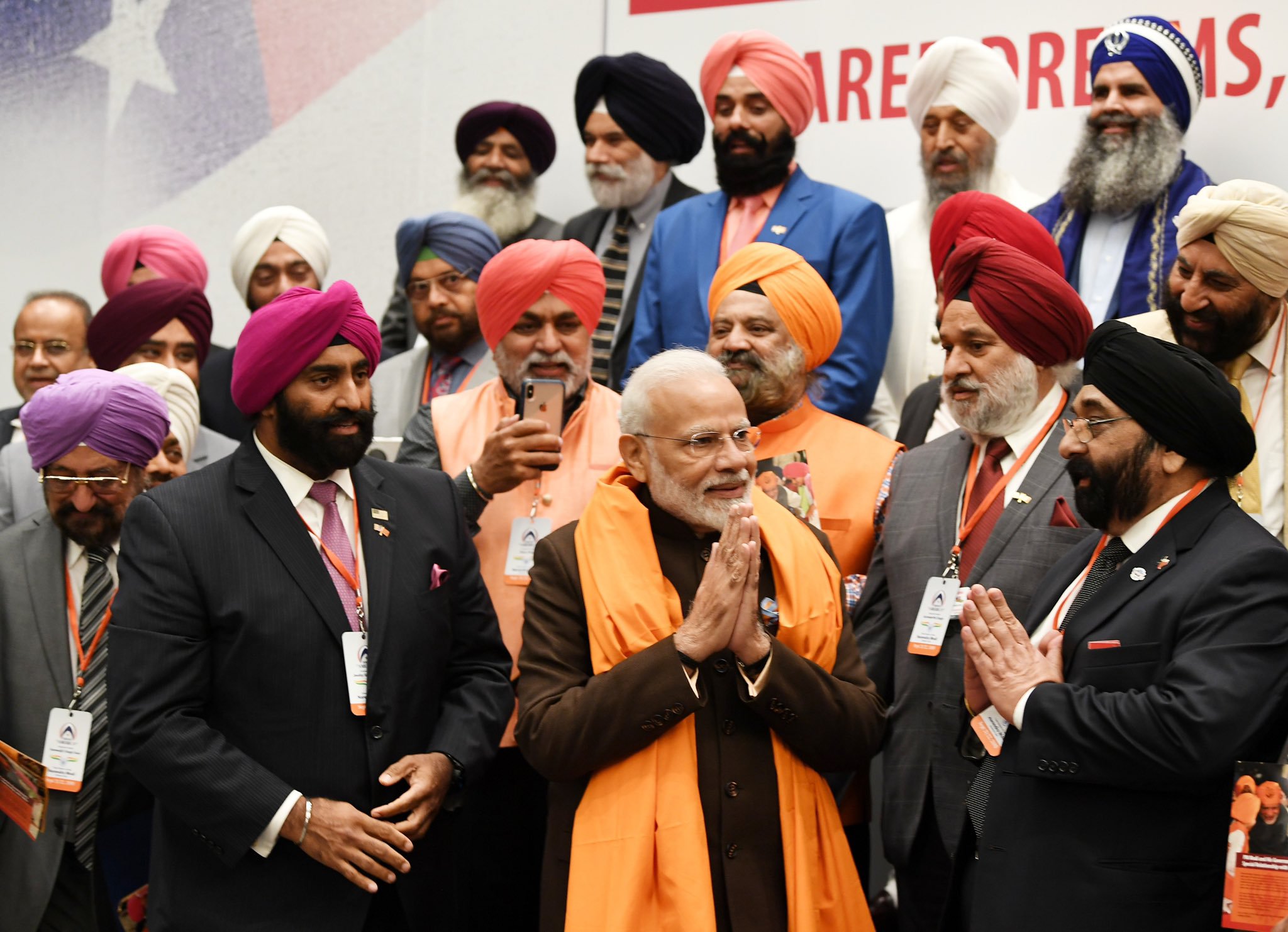 PM Modi interacting with the Sikh community in Houston, Texas. Photo courtesy: Twitter/@narendramodi