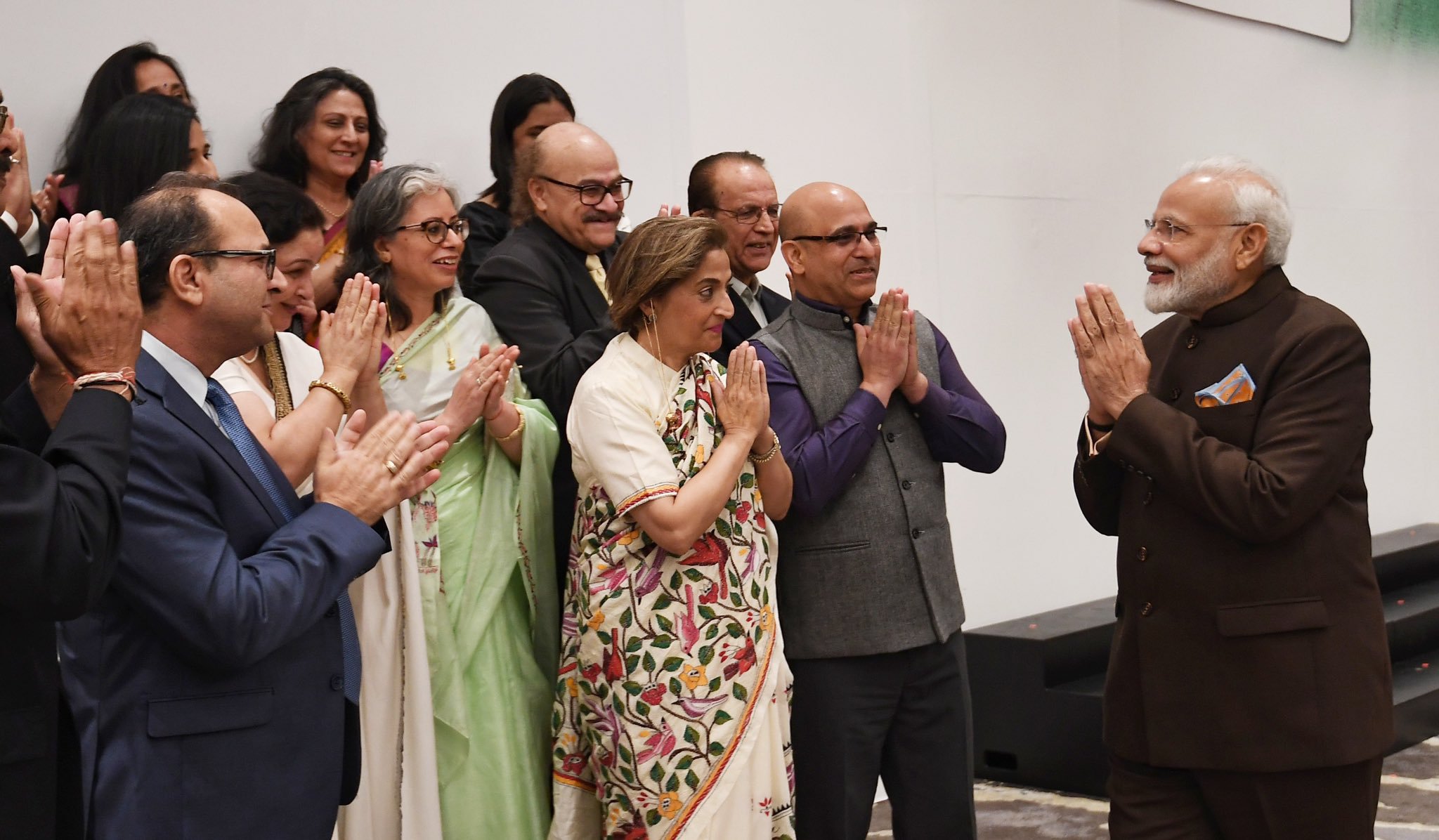 PM Modi meeting Kashmiri Pandits in Houston. Photo courtesy: Twitter/@PMOIndia