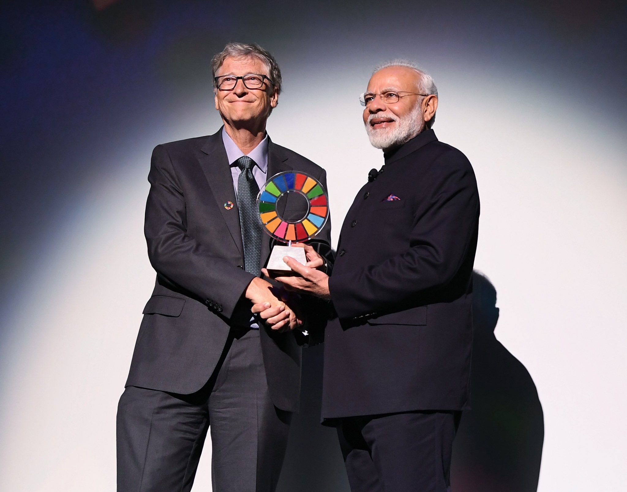Narendra Modi receiving the Goalkeepers Global Goals Award from Bill Gates. Photo courtesy: Twitter/@narendramodi