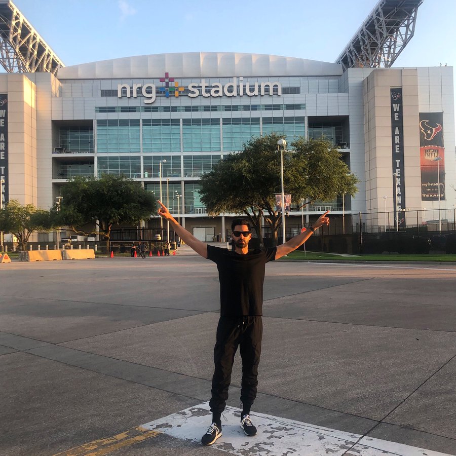 Before the event started, Minhaj had tweeted his own photo with hands raised outside NRG Stadium, 