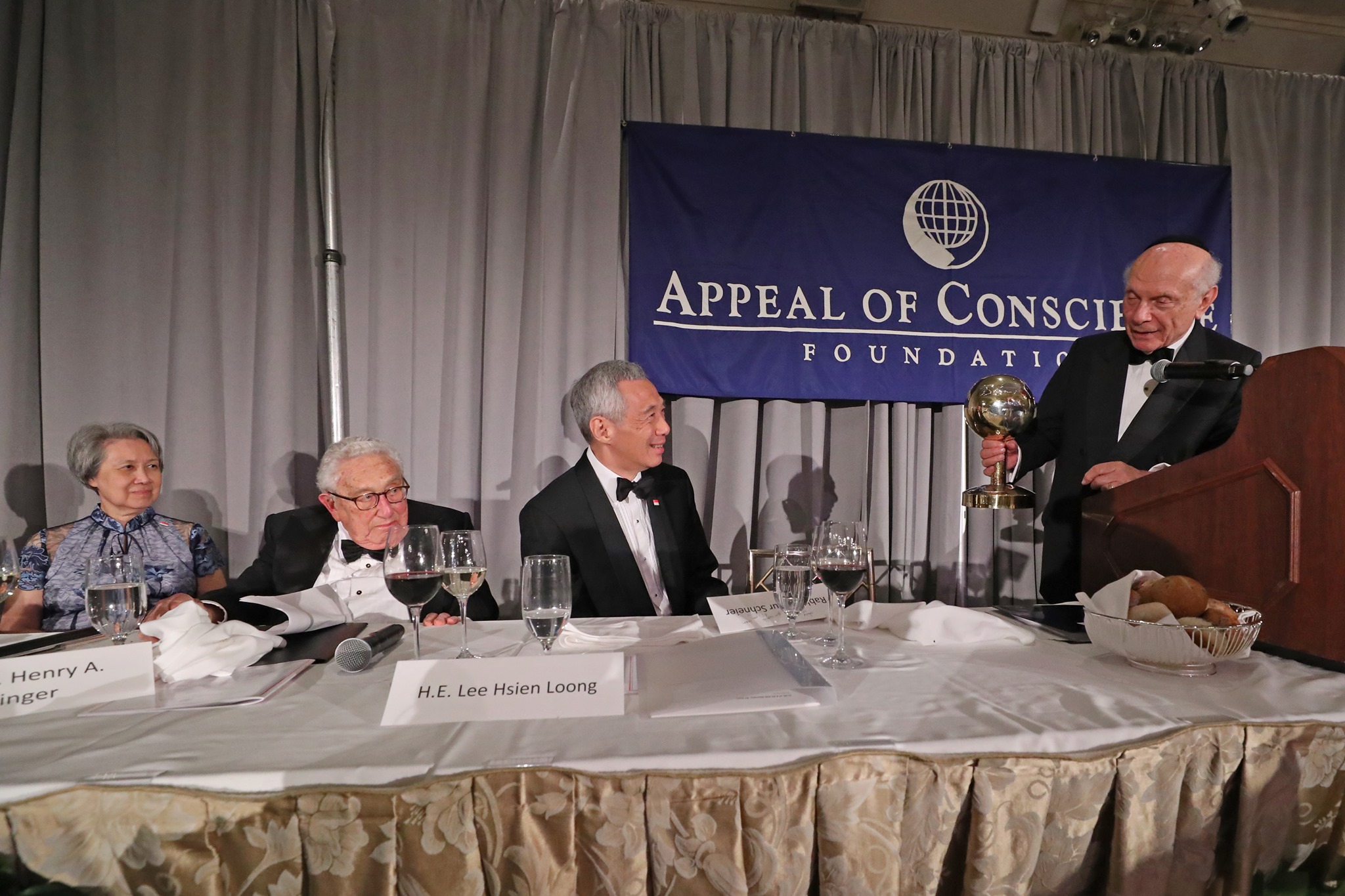 PM Lee Hsien Loong receiving the World Statesman Award from Rabbi Arthur Schneier of the Appeal Of Conscience Foundation. Photo courtesy: MCI Betty Chua