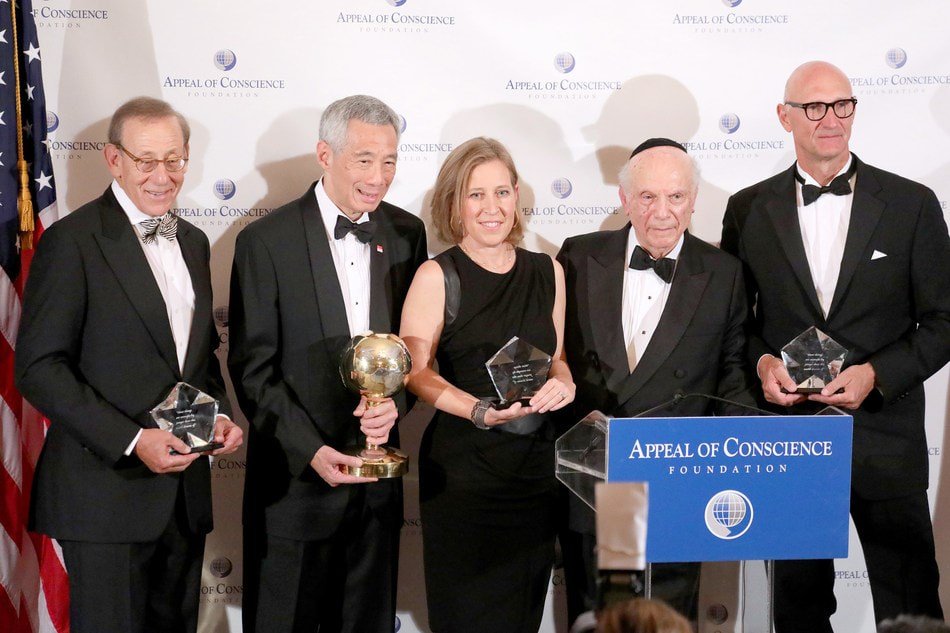 Rabbi Arthur Schneier presenting the World Statesman Award to Singapore PM Lee Hsien Loong. The Appeal of Conscience Awards were presented to Stephen Ross, Chair & Founder of  Related Companies, Susan Wojcicki, CEO of YouTube and Timotheus Höttges, CEO of Deutsche Telekom. Photo courtesy: Twitter/@The_Appeal