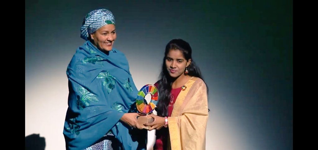 Payal Jangid receiving the Changemaker Award in New York for her work against child marriage. Photo courtesy: Twitter/@k_satyarthi