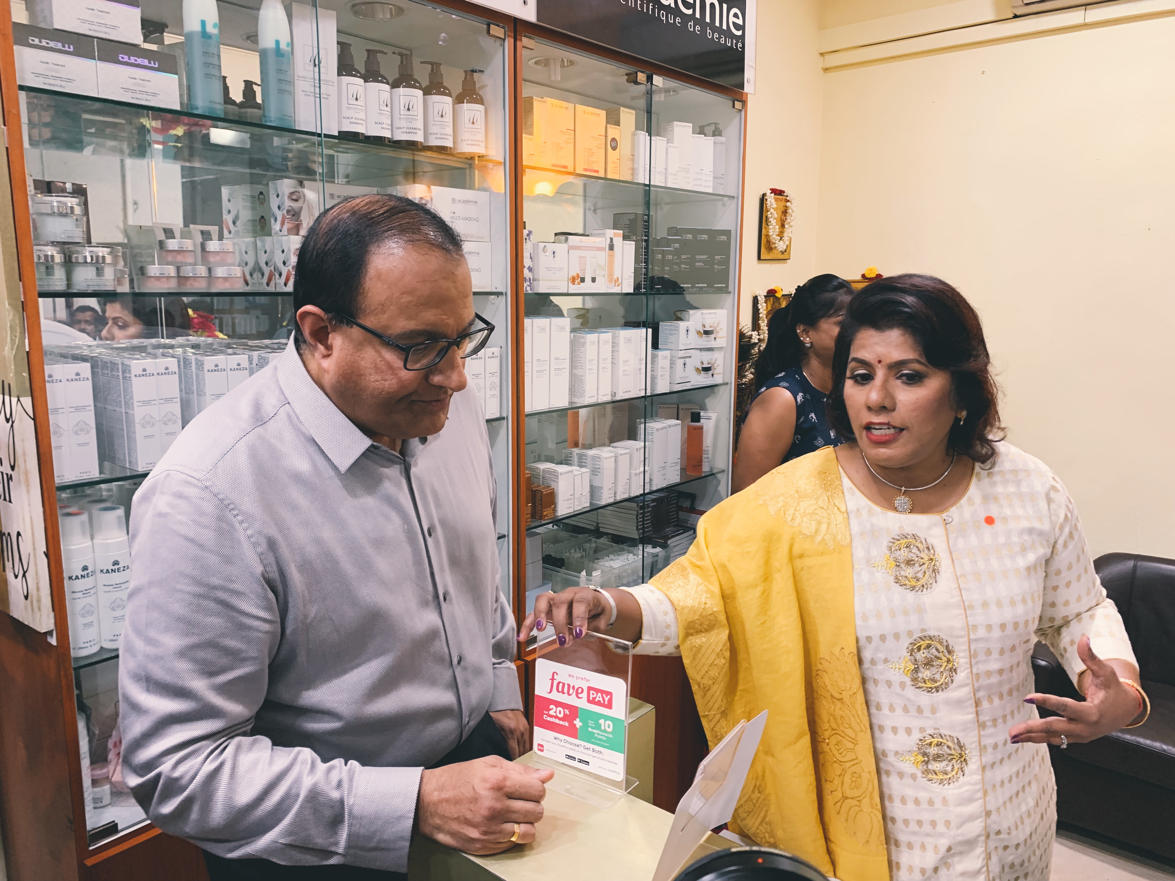 Minister for Communications and Information S. Iswaran speaking to Banumathi d/o M Pasupathy – owner of Jothi’s Traditional Charm – on the salon's digitalisation journey. Photo: Connected to India