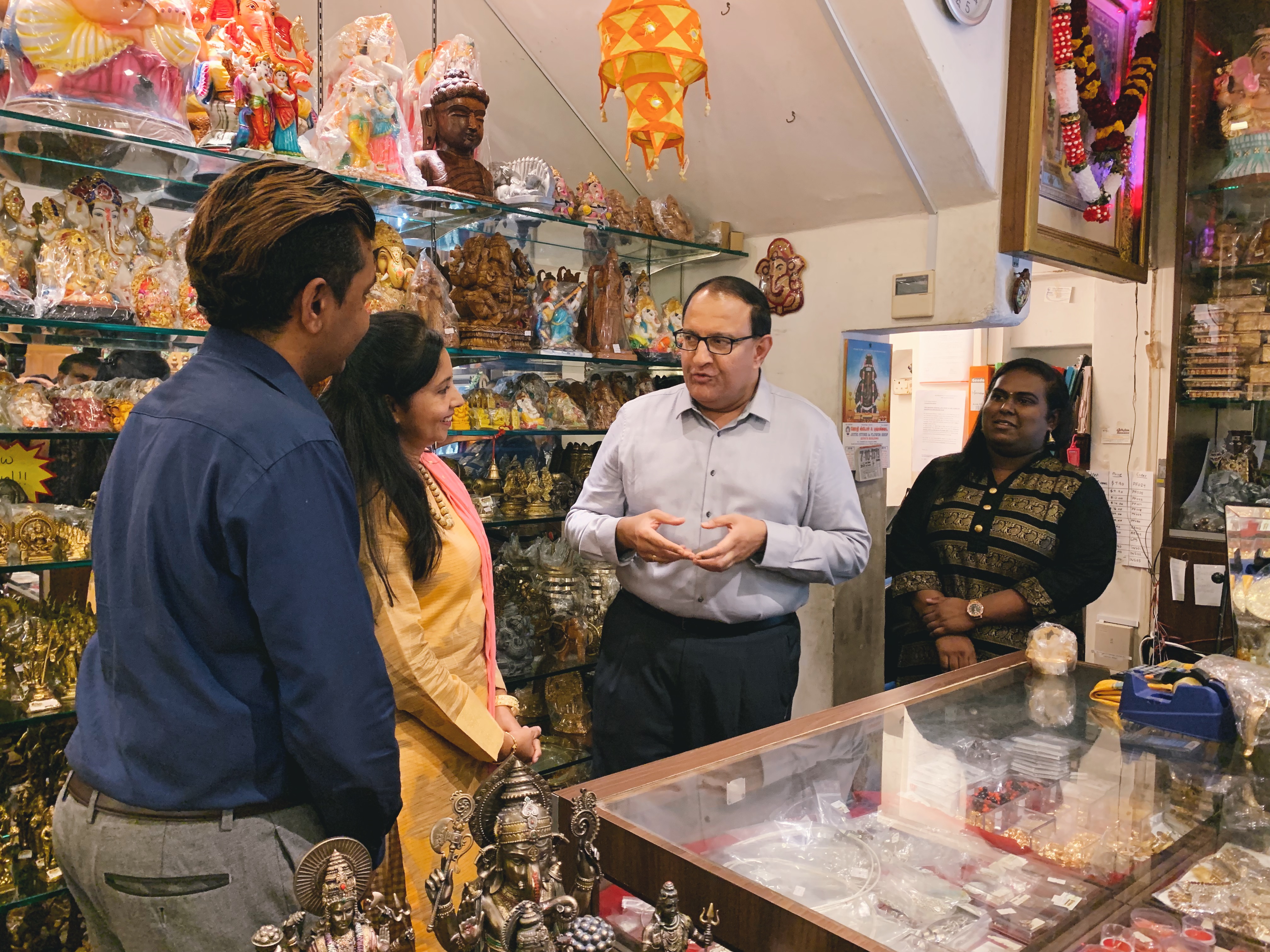 Minister Iswaran at Gokulam Jewels & Craft, one of the largest Indian handicraft stores in Singapore, to learn about how they have managed to streamline their business processes through the adoption of digital solutions. Photo: Connected to India