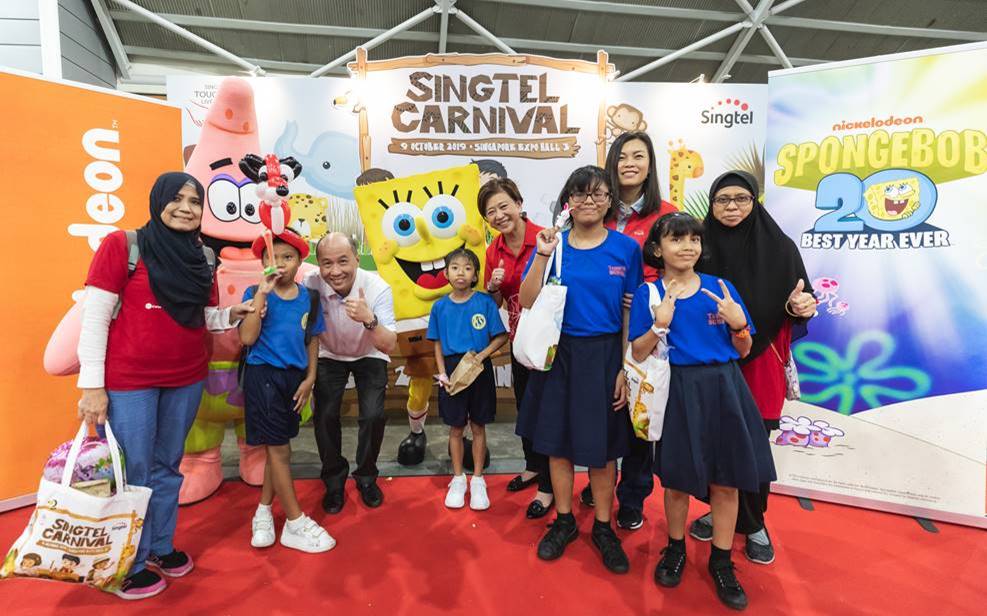 Members of Singtel’s management including Yuen Kuan Moon, Chairman of the STLF and CEO Consumer Singapore (standing, third from left), Group CEO Chua Sock Koong (standing, fifth from left) and special needs students enjoy a photo moment with SpongeBob SquarePants and Patrick Star. Photo courtesy: Singtel