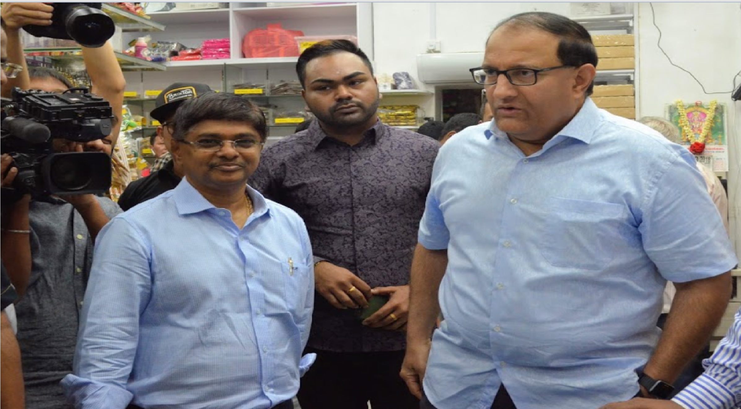 Raja Kumar Chandra with Minister S Iswaran former Minister for Trade and Industry., current Minister for Communications and Information and Minister in charge of Cyber Security, during his visit to Jothi Store. Photo courtesy: Connected to India