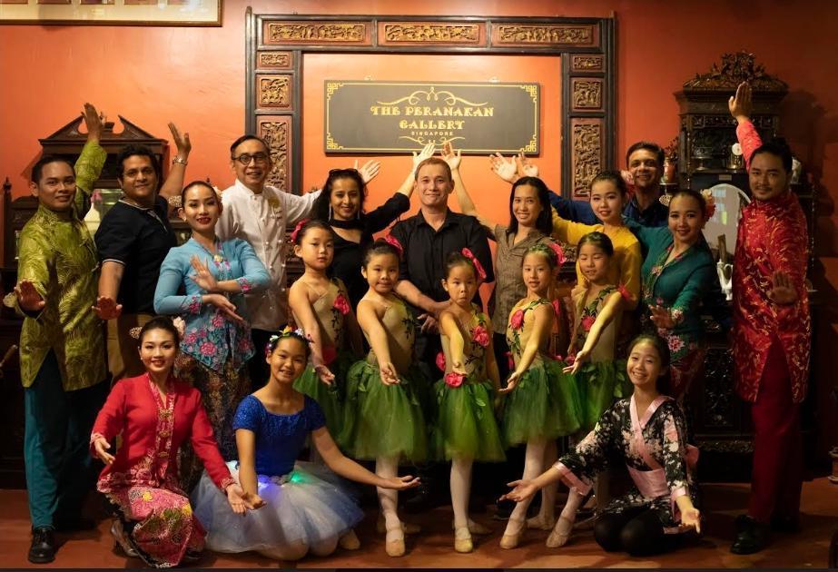 Dastak team, artists and supporters
