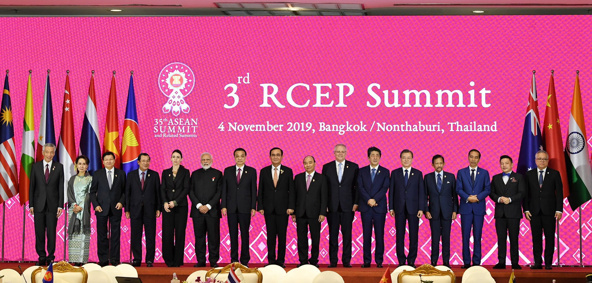 16 leaders involved in negotiations at the RCEP summit in Bangkok. Photo courtesy: Twitter/@narendramodi