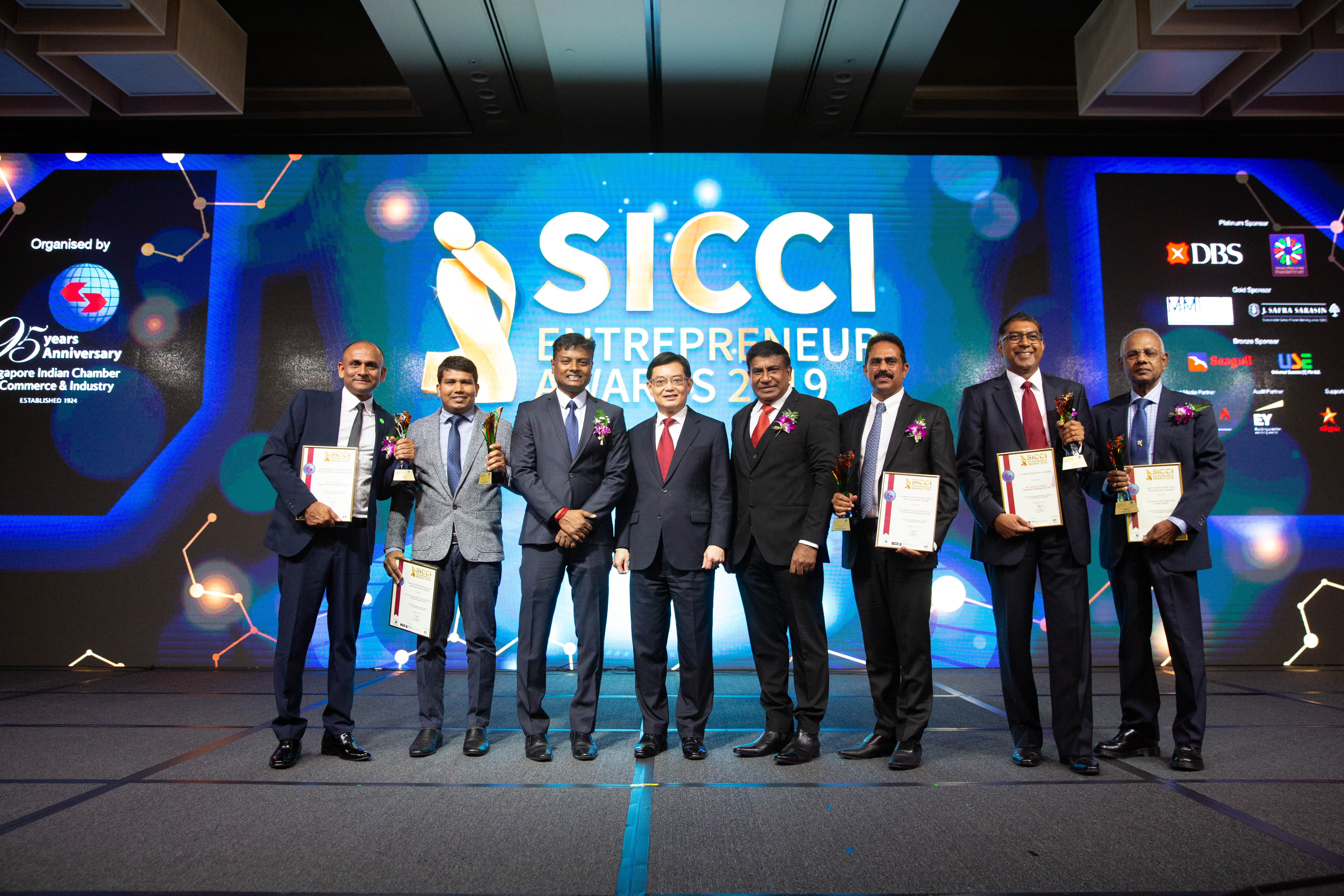 Award winners with DPM Heng Swee Keat at SICCI Entrepreneur Awards cum 95th Anniversary Gala Dinner and Setup of International Business Division (IBD) at Marina Bay Sands, Singapore. Photo Courtesy: SICCI