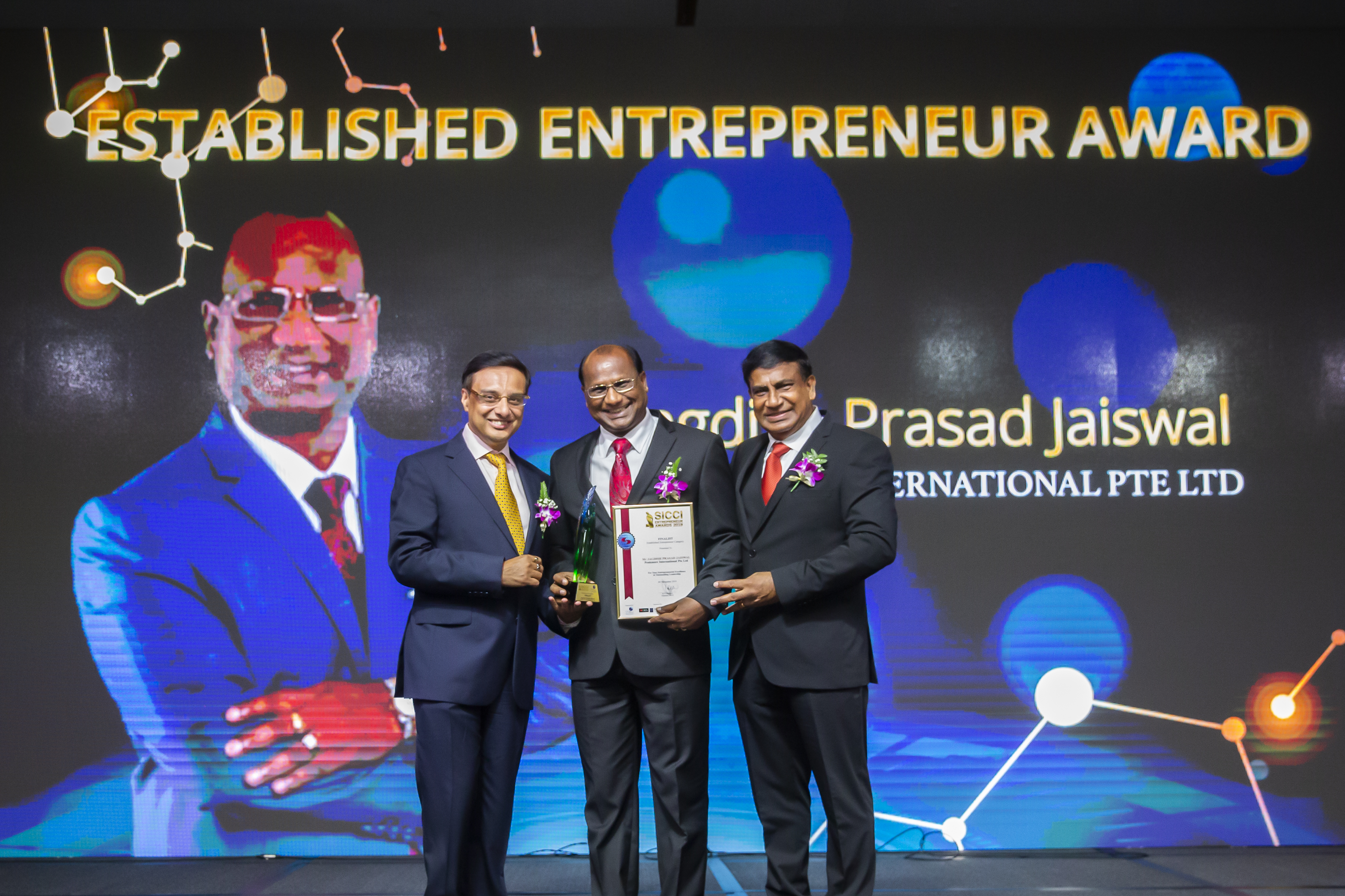 Established Entreprenuer Award winner, Chairman and Managing Director of Peakmore International Private Limited at the SICCI's 95th Anniversary gala event. From L to R: Mr Prasoon Mukherjee (Vice Chairman,SICCI ), Mr Jagdish Prasad Jaiswal (Winner of the Established Entrepreneur Award), Dr T. Chandroo (Chairman, SICCI). Photo Courtesy: SICCI 