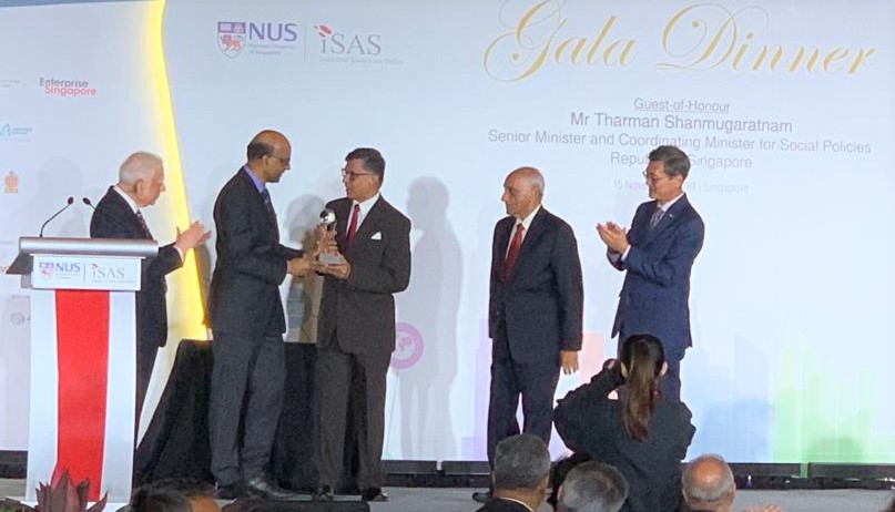 Guest-of-Honour, Mr. Tharman Shanmugaratnam, Senior Minister and Coordinating Minister for Social Policies handed over The Outstanding Member of the South Asian Diaspora (OMSAD) Award accepted on behalf of Sir Fazle by Manzoor Hasan OBE, at the 4th South Asian Diaspora Convention by ISAS. Photo: Connected to India