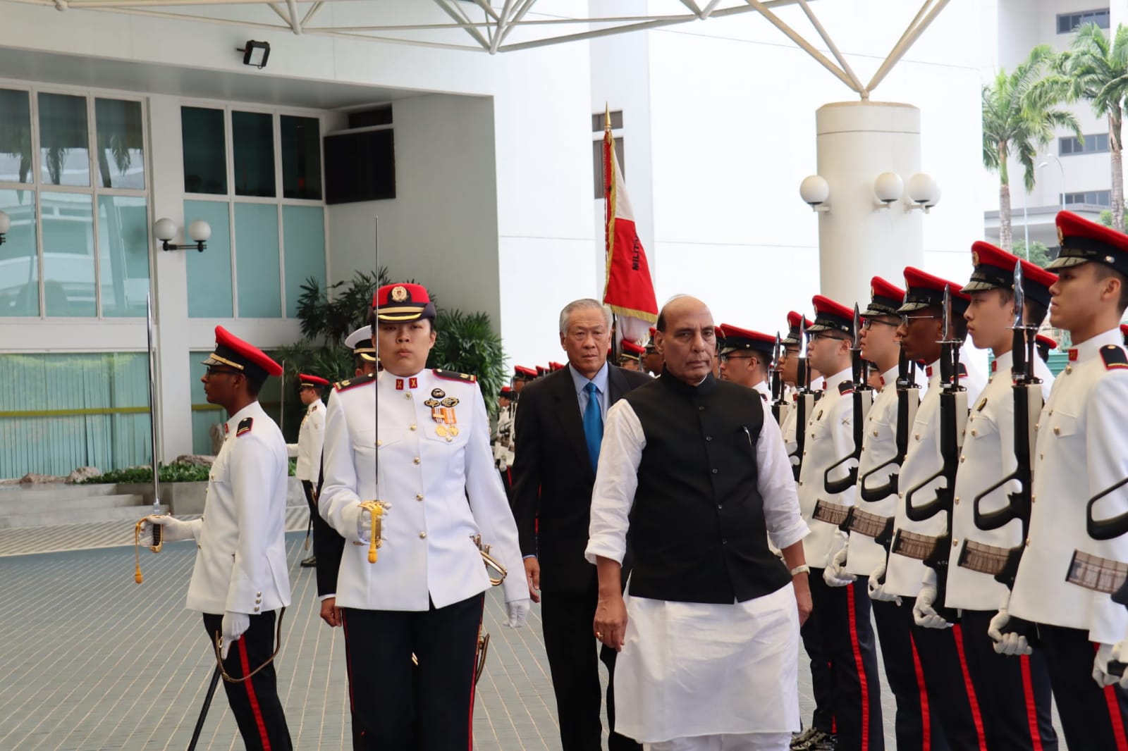 Raksha Mantri Shri  @rajnathsingh  receiving the Guard of Honour before the 4th Singapore - India Defence Ministers’ Dialogue in Singapore, today.