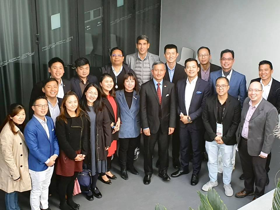 Minister Balakrishnan also caught up with 13 Singapore-based entrepreneurs and representatives who showcased homegrown technologies at the Smart City Expo World Congress. Photo courtesy: Balakrishnan FB