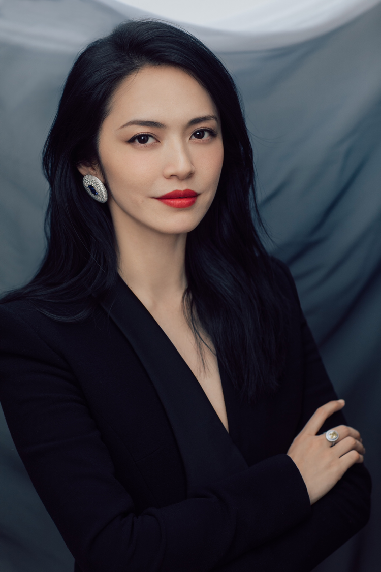 Leading Chinese actress, Yao Chen, received the Cinema Icon Award, from Chairman of SGIFF, Sebastian Tan for her inspiring achievements as a creative force in film. Photo Courtesy: SGIFF