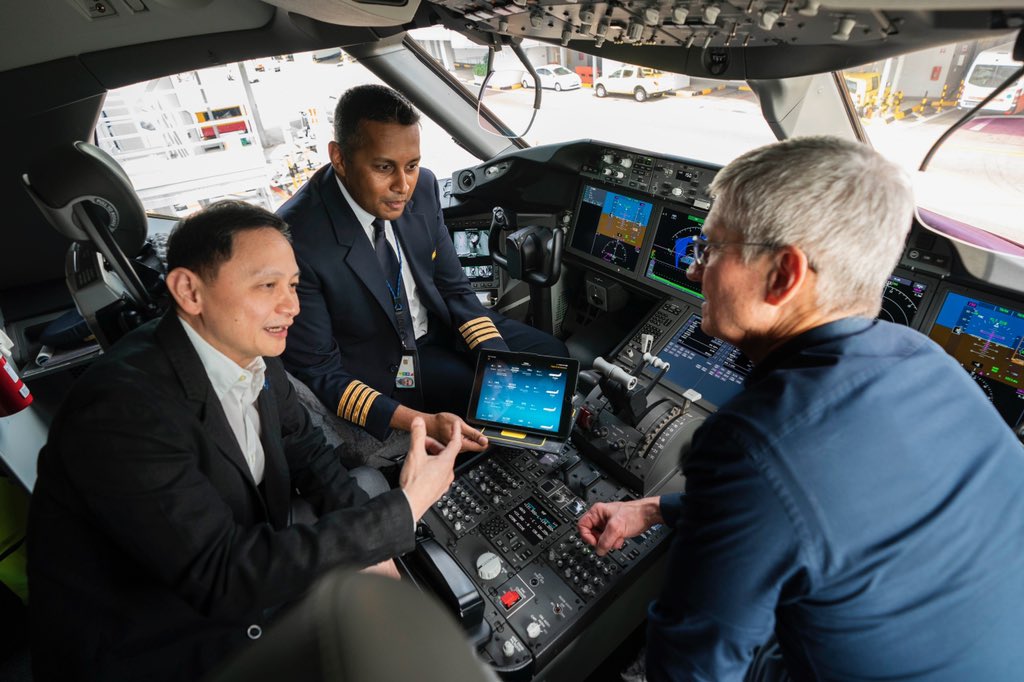 Singapore Airlines CEO Goh Phoon Chong and Captain Raj show Cook how the SIA cockpit gets transformed with the iPad. Photo courtesy: Tim Cook, Twitter