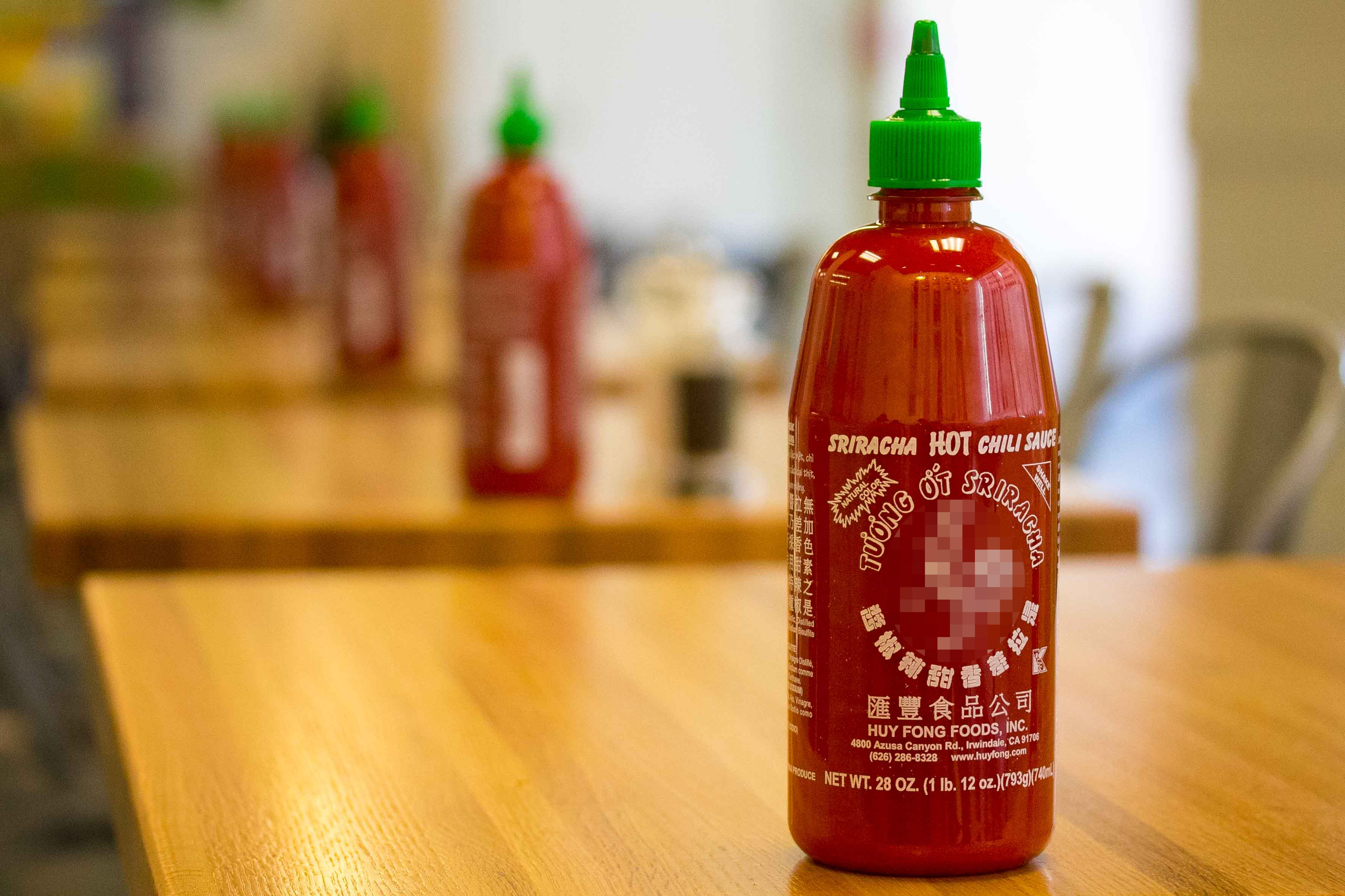 Huy Fong sriracha hot chilli sauce.  Photo courtesy: Wiki