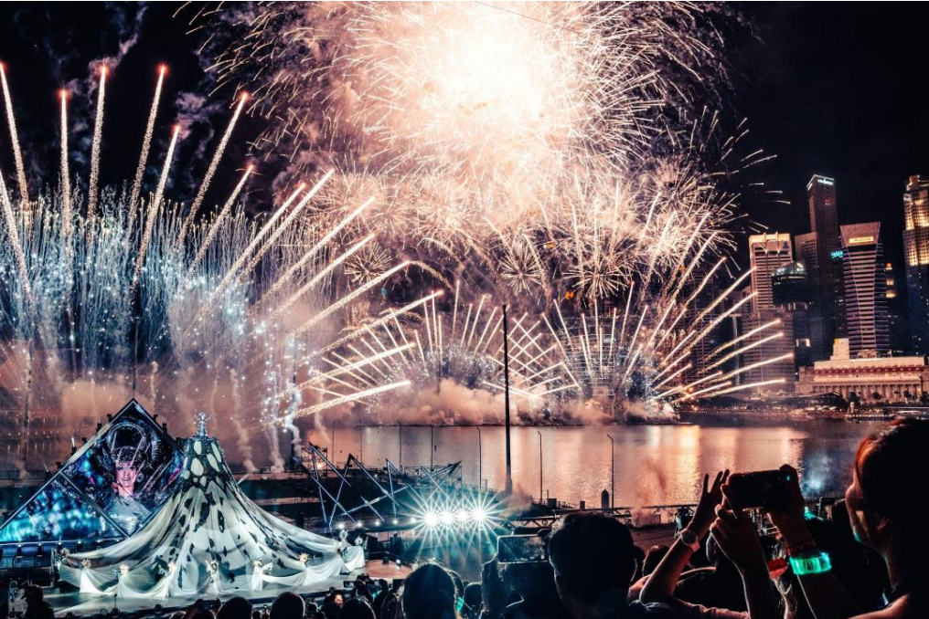 Any Sporano never had it so good. Backed by stunning light and sound, enthralling fans in Singapore and certainly pulling in some new ones.  Photo courtesy: Urban Redevelopment Authority 