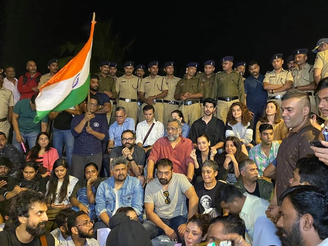 Members of the Indian film fraternity protesting against the JNU attack on Monday at Carter Road, Mumbai. Photo courtesy: Twitter/@SriramDalton