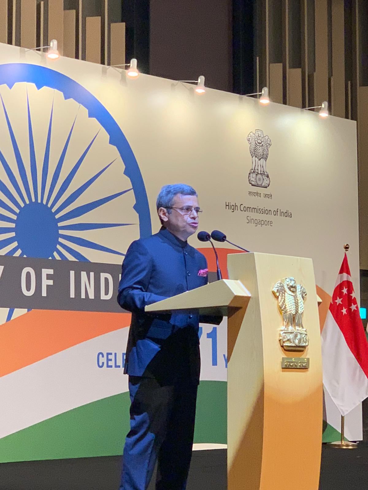 The National Anthem of the Republic of Singapore was played, following which the High Commissioner proposed a toast, 