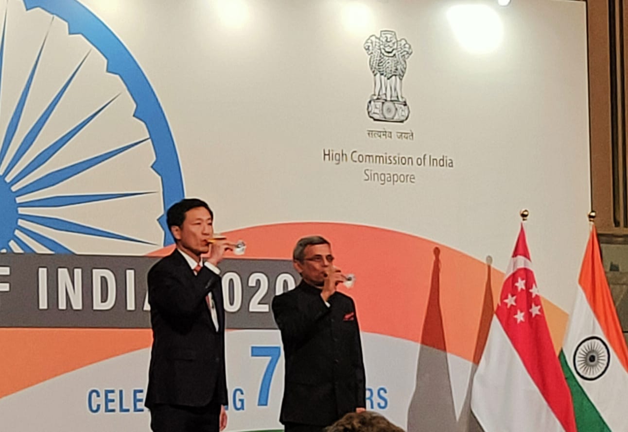 Guest of Honour Ong Ye Kung, Minister for Education, Singapore joined the High Commissioner on stage for the toast. Photo: Connected to India