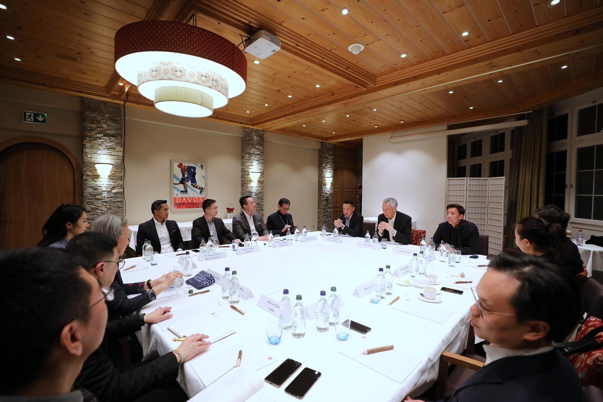 PM Lee Hsien Loong meeting young Asian business leaders from a wide range of industries at WEF in Davos. Photo courtesy: MCI, Fyrol