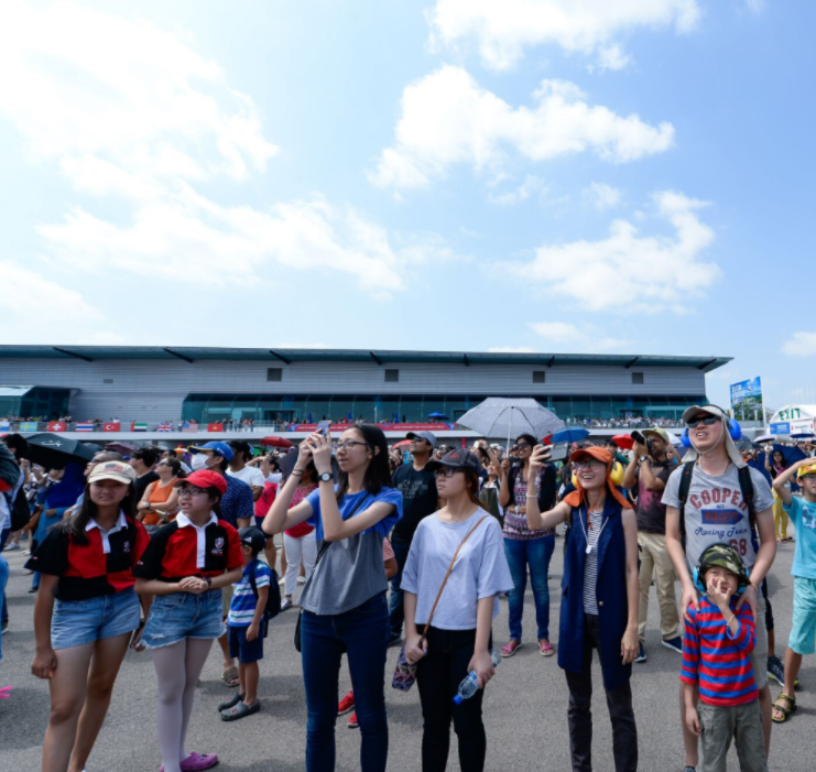 Participants enjoying the aerobatic flying display at Singapore Airshow 2020. Photo courtesy: Singapore Airshow 2020