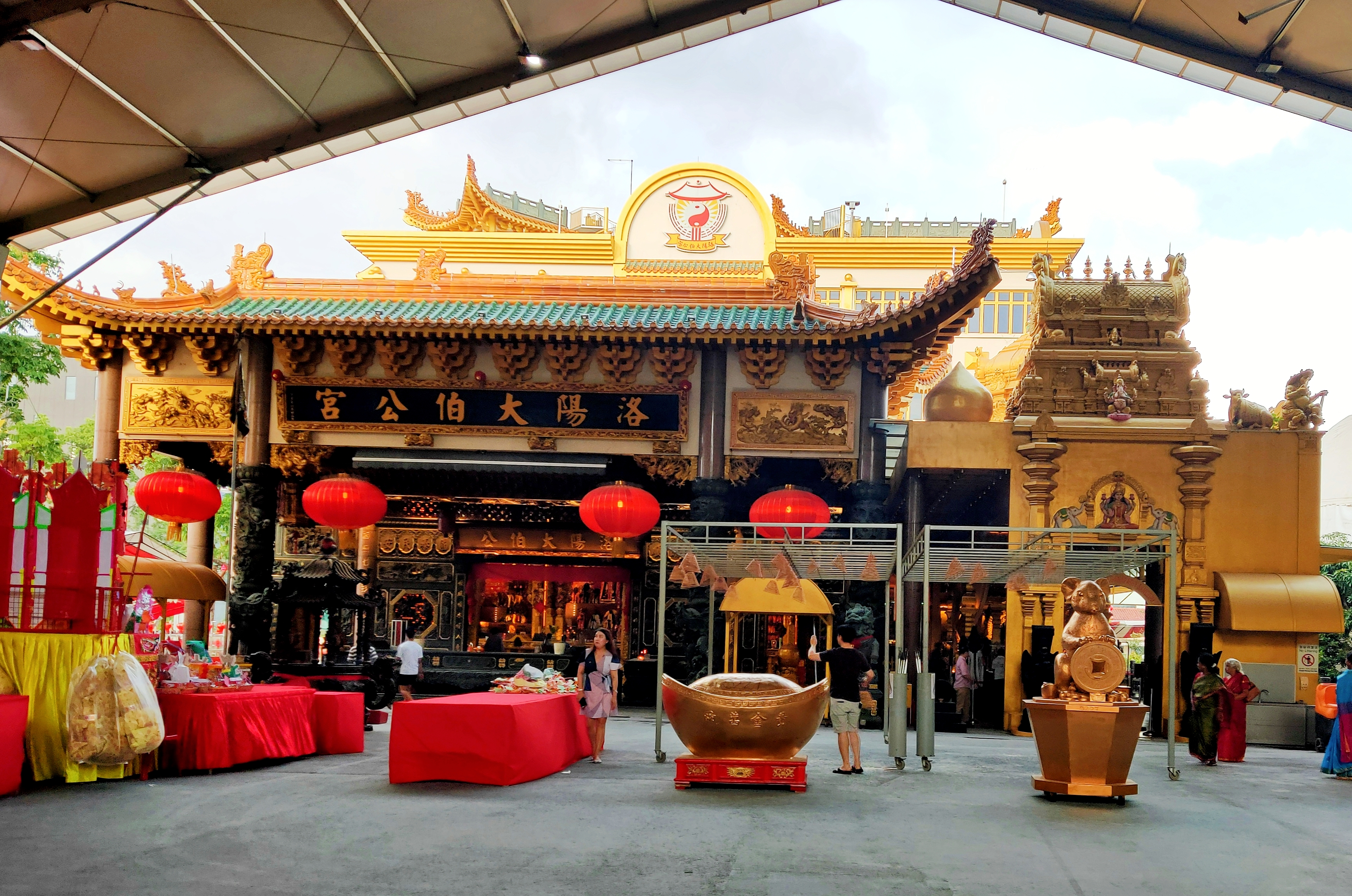 Loyang Tua Pek Kong Temple has Hindu deities (in the sanctum on the right) alongside Chinese deities (in the temple on the left) in our harmonious island, Singapore. Photo: Connected to India