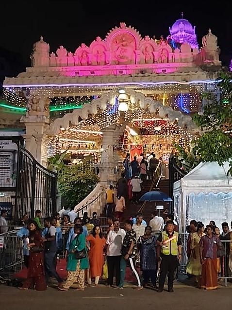 Geylang Sivan Temple, our last pitstop before heading home at 5.45 am had long queus for temperature checks and a steady flow of thousands of devotees. Photo: Connected to India
