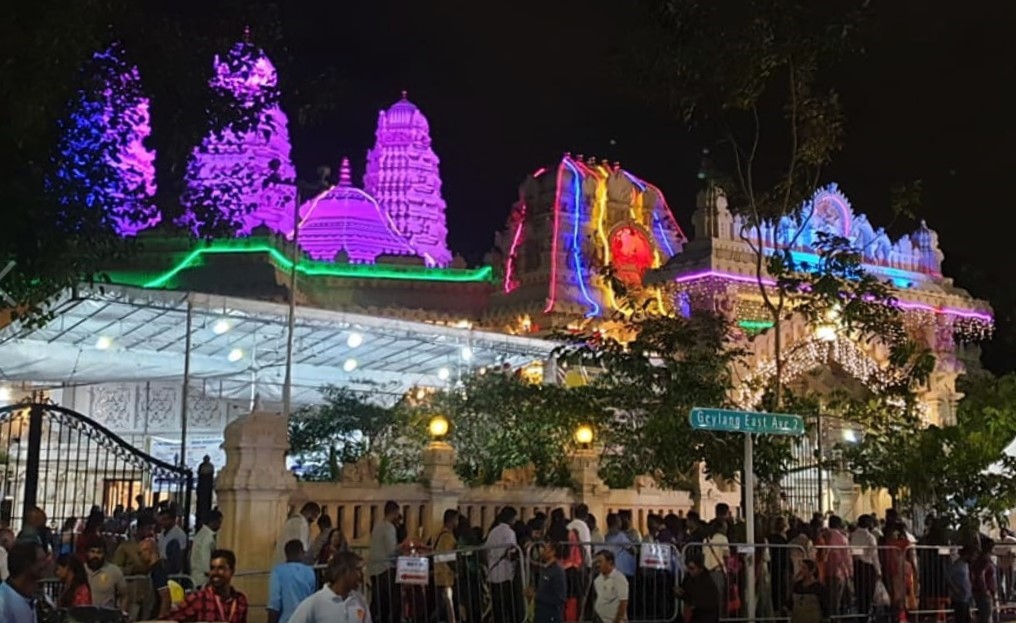 The devotees at Geylang Sivan Temple, spread out into the ground in front of the temple as well, where talks, exhibitions, food and drinks were organised. Photo: Connected to India