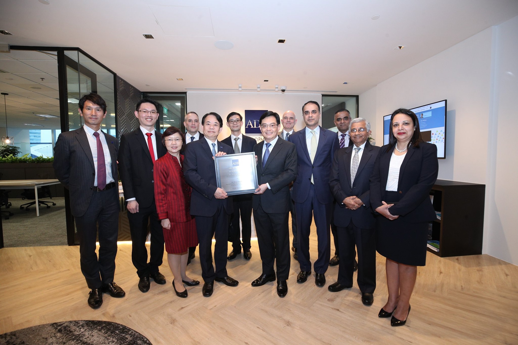 President of the Asian Development Bank Masatugu Asakawa and Singapore Deputy Prime Minister and Minister for Finance Heng Swee Keat with ADB's senior management team and officials from Ministry of Finance. Photo courtesy: MCI, Chwee