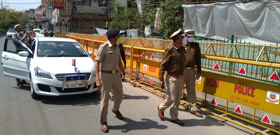 Delhi Police ensuring that people follow lockdown orders. Photo courtesy: Twitter/@DCPSouthDelhi