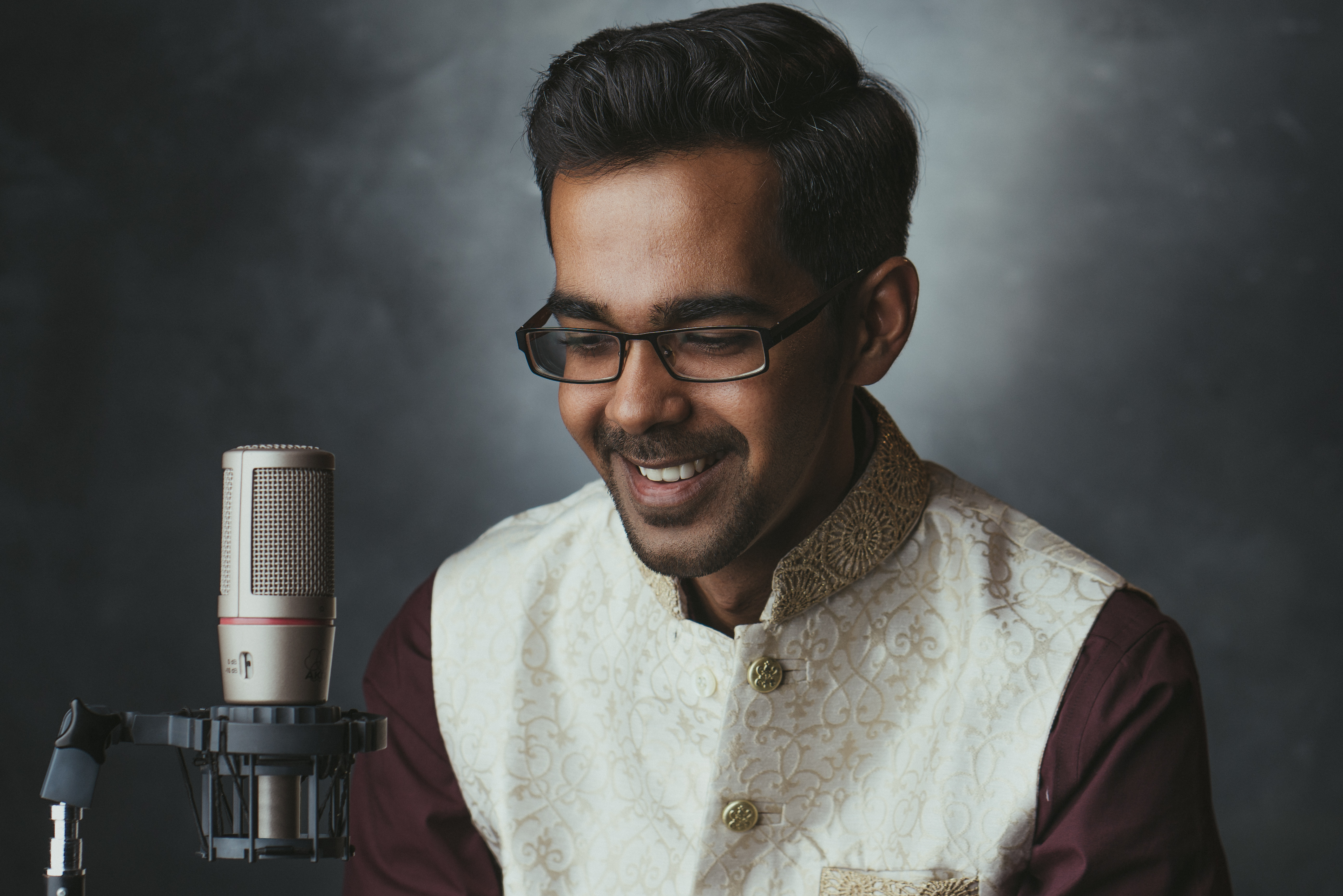 Written by Vinod himself, Kandapadi Kaadhali’s lyrics charmingly asks the “‘Kanmani” to love him anyhow, from first sight, with eyes closed and even when angry.  Photo Courtesy: Vinod Krishnan