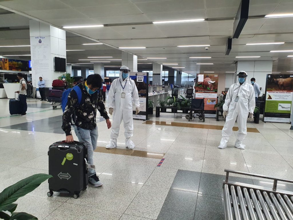 Customs officials assisting passengers at Delhi airport. Photo courtesy: Twitter/@Delhicustoms