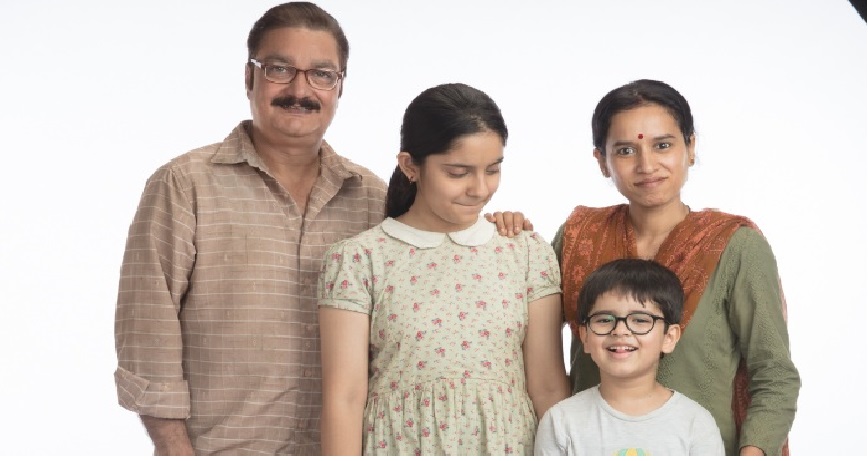 Madan’s daughter Lakshmi (Bisha Chaturvedi), wife Sudha (Tillotama Shome) and her mom (Seema Pahwa) give commendable performances as does Vinay Pathak as Madan. Photo Courtesy: Zee5