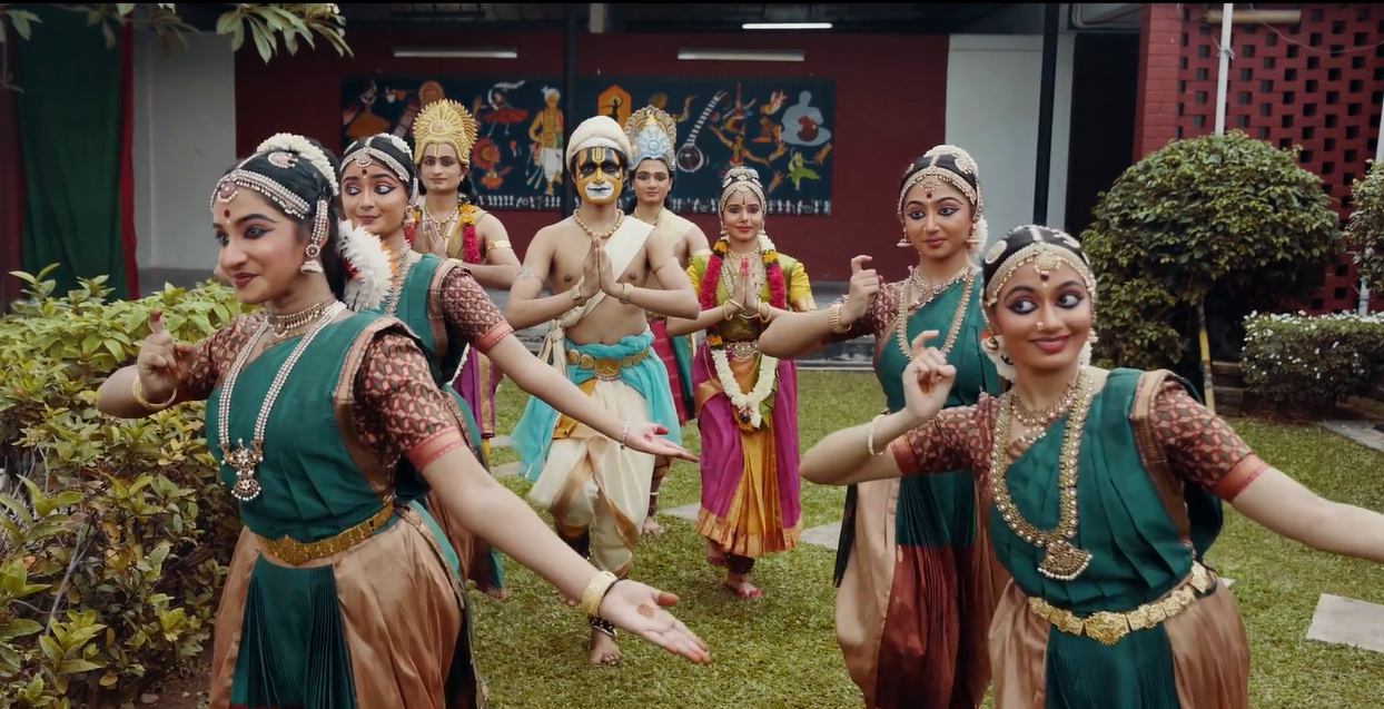 Rama Sita Lakshmana and Hanuman arrive in Ayodhya