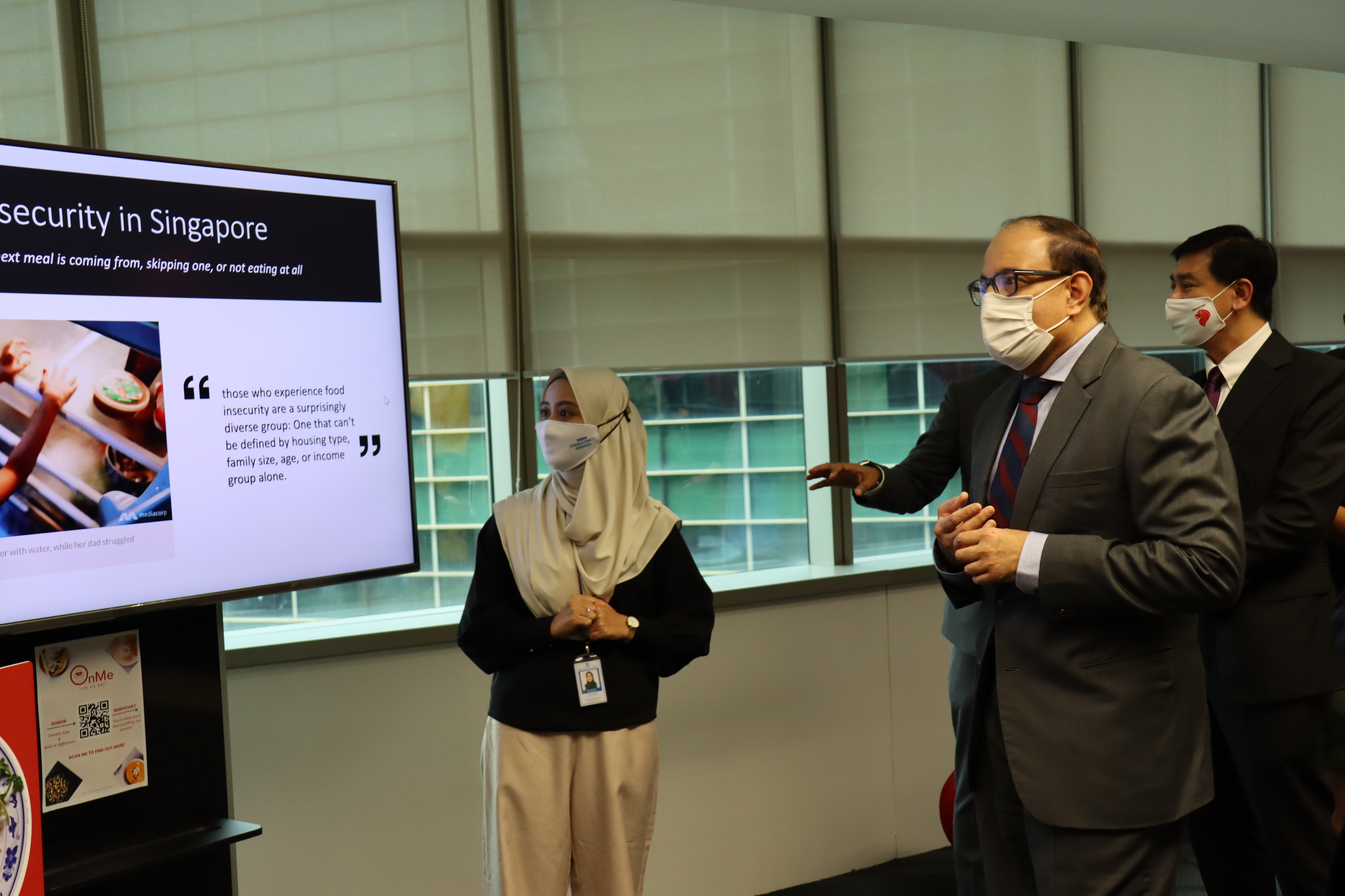  Minister Iswaran speaks with SGUnited trainee Siti Nadya Binte Redzwan sharing about Project OnMe- A self sustainable digital platform to ease food donation process and tackle food insecurity in Singapore. Photo: Connected to India